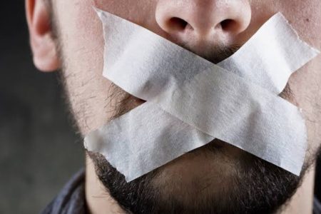 الرقيب يصحح النقاش